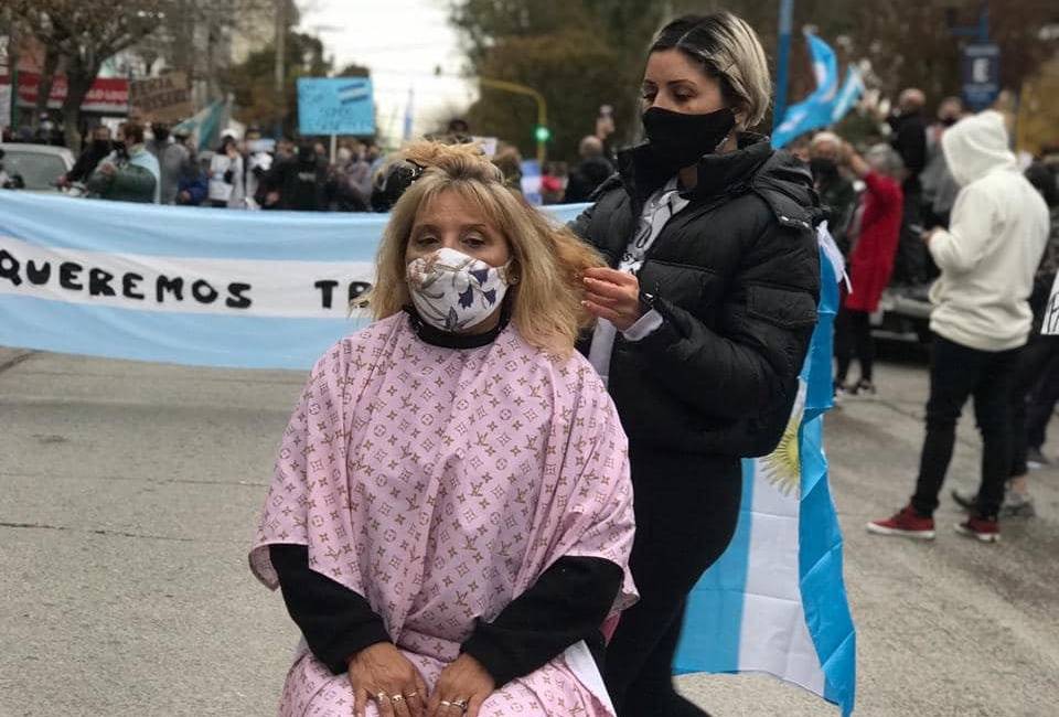 Como no permiten abrir peluquerías, salió a cortar el pelo a la calle:  